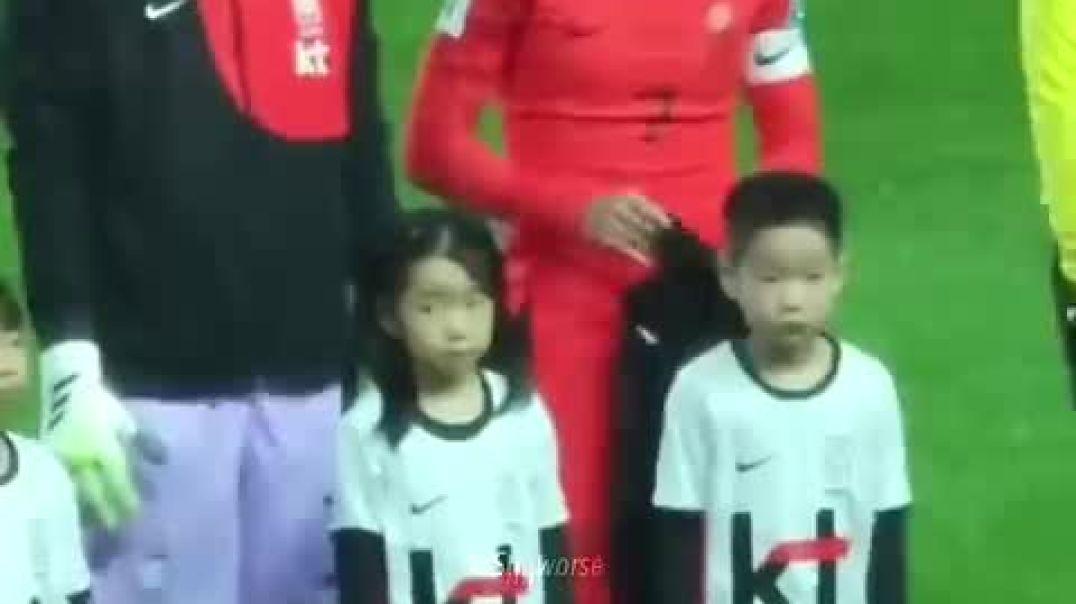 ⁣Players protect mascots from bad weather ❤️_High