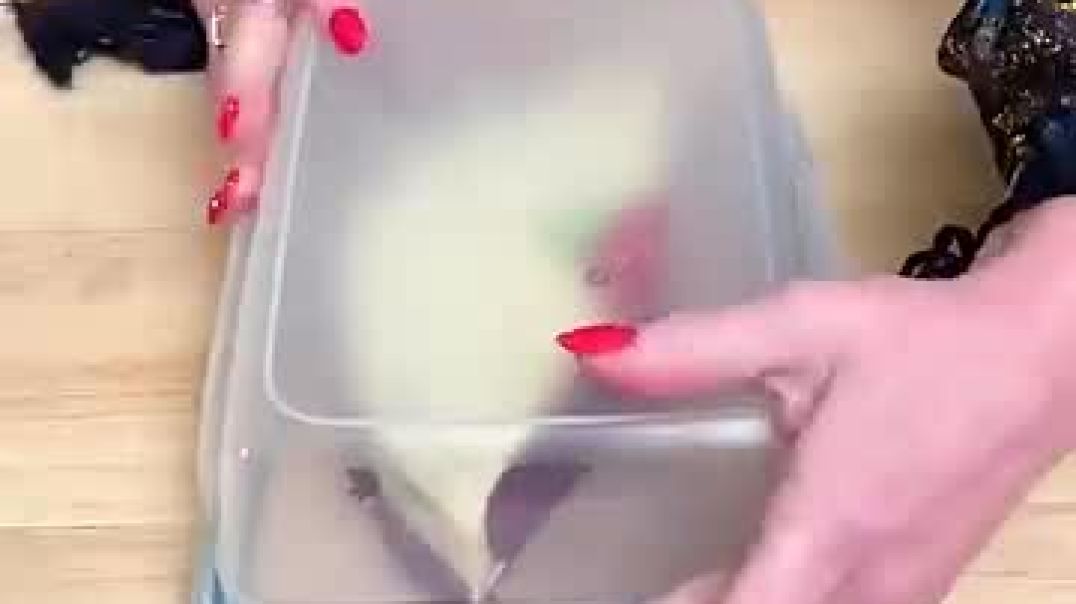 Easily store cakes and desserts by using the Tupperware lid as the base! @ba