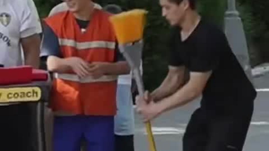 This broom weighs 25 kilos — no joke!_High