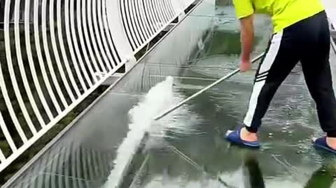 cleaning glass bridge_High