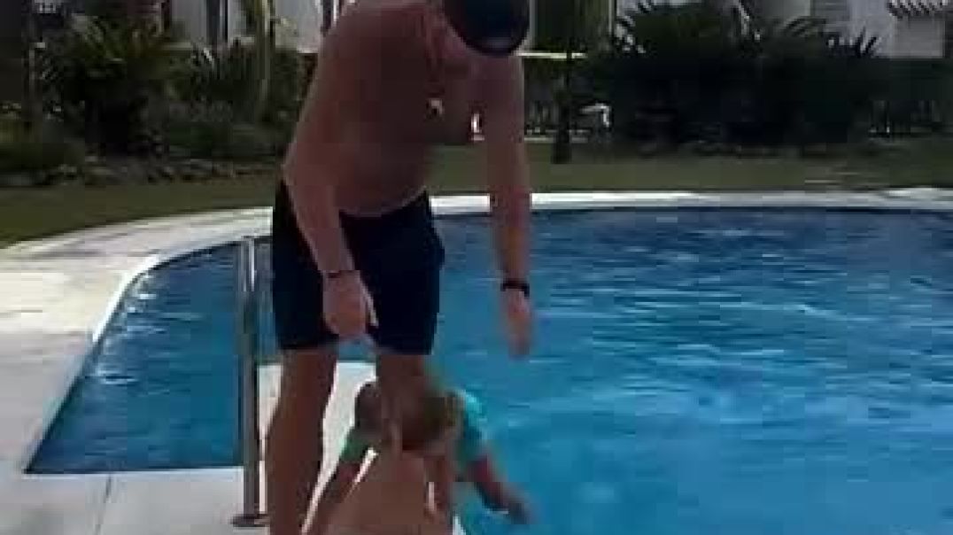 ⁣This Toddler Patiently Waits for Her Turn to Jump Into the Pool