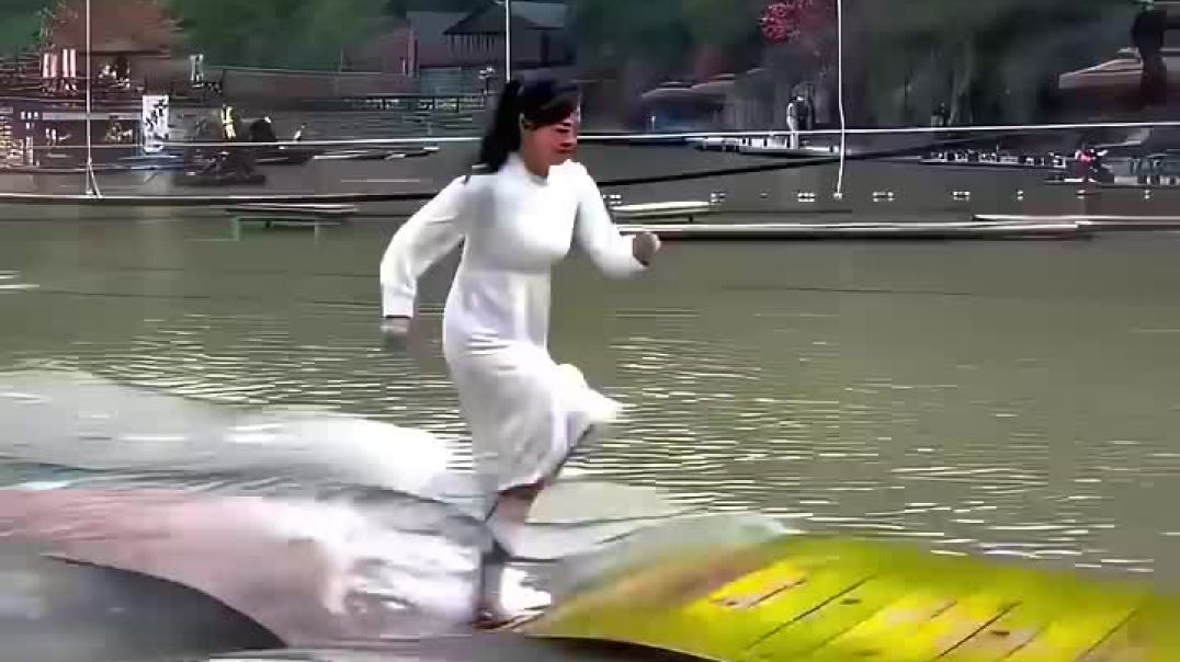 Others running on the bridge VS this kid_HD