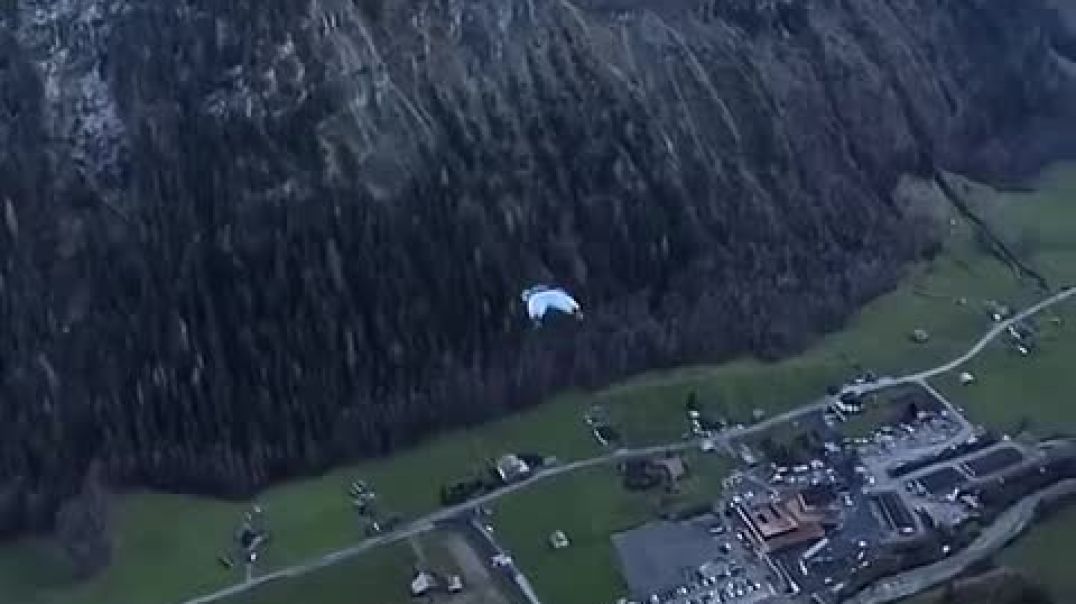 ⁣2-ways in Lauterbrunnen 🇨🇭@basejump @mountains @adrenaline @winter @snow @_High