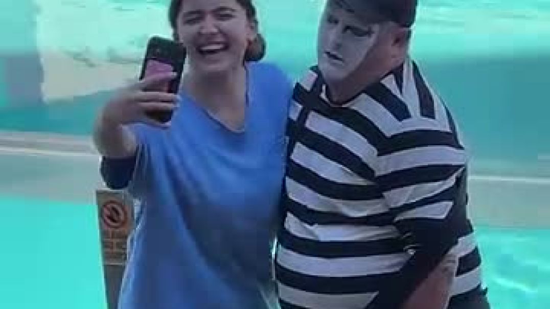 ⁣Off shoulder _ Tom the mime