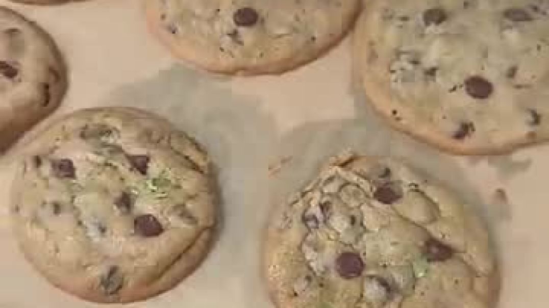 ⁣believe it or not, I too sometimes put my cookies too close together