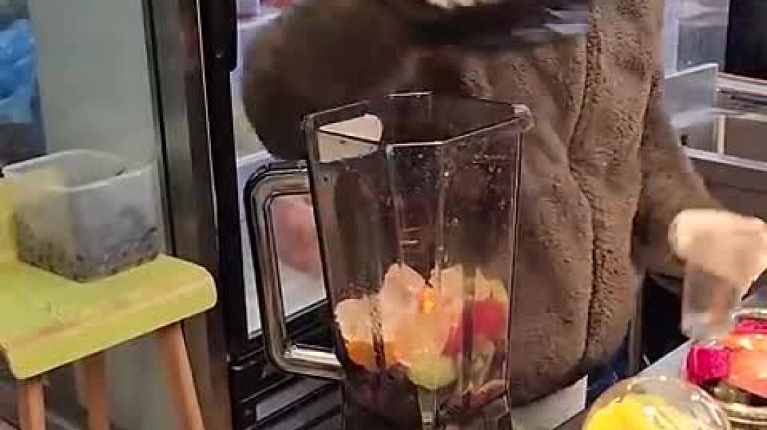 ⁣Mixed Fresh Fruits Juice in Korean Market