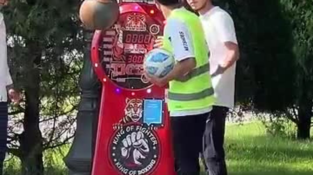 ⁣15KG Ball Prank🥊🤫