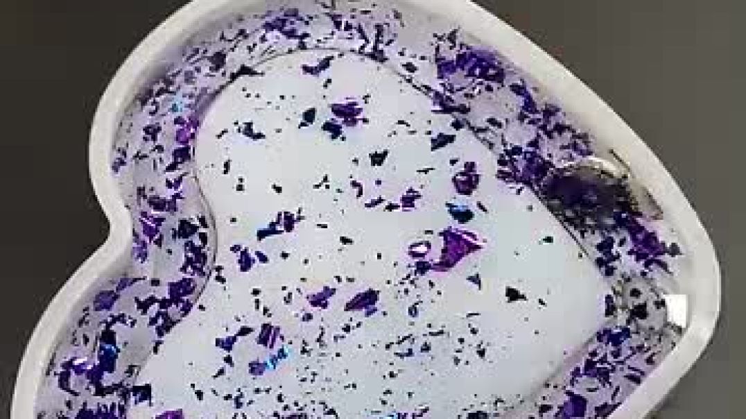 ⁣Heart shape resin art  @diy @resinart