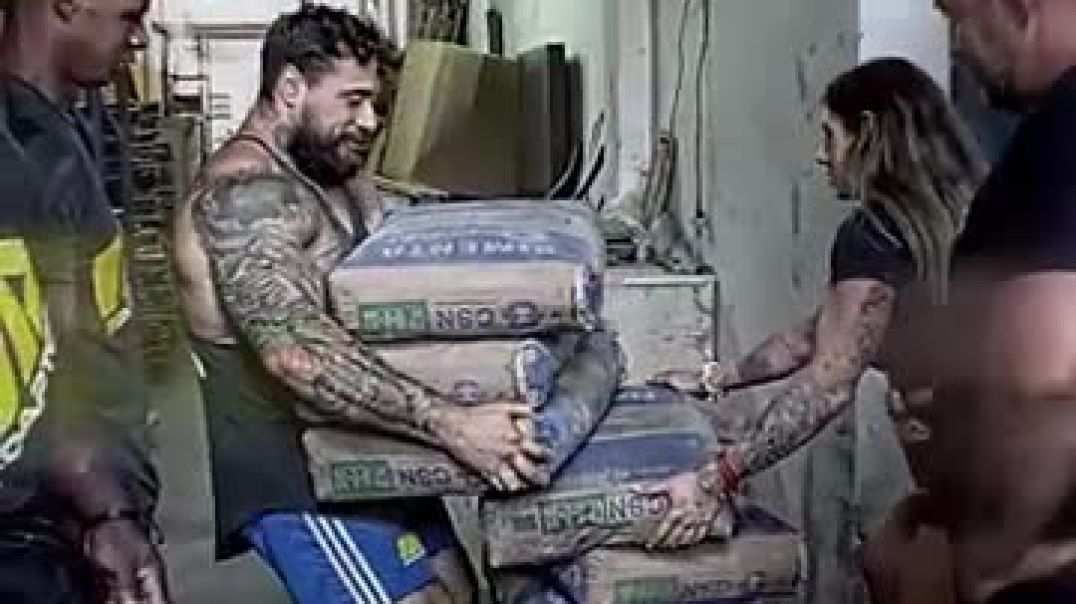 ⁣Can The Bodybuilders Lift The Cement_🤨 @gym @gymmotivation @strongman @moti