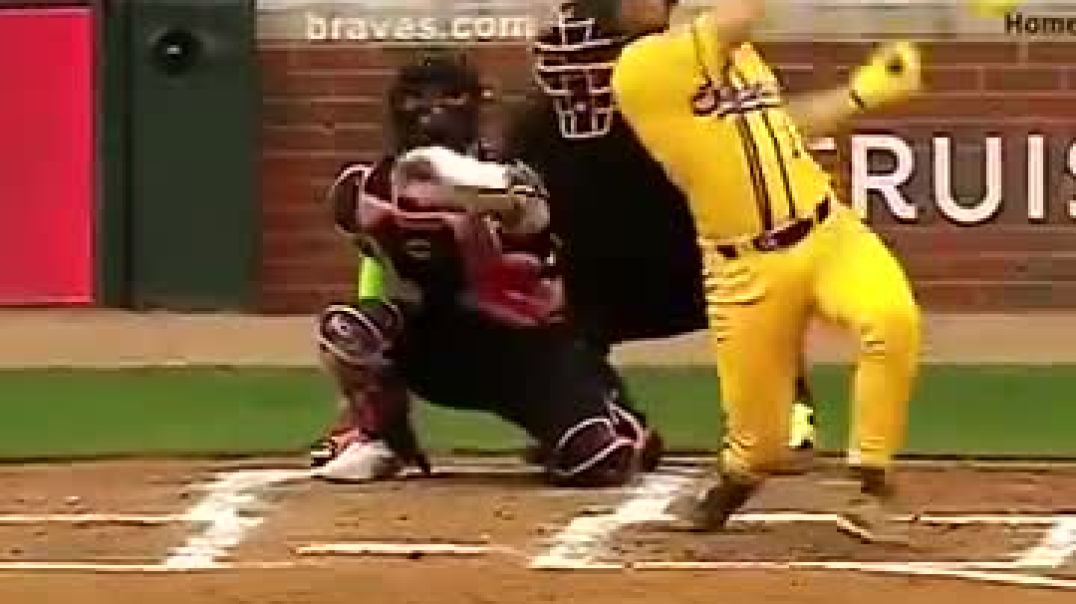 ⁣Noah Fisher is a tricky outfielder @baseball @tricks @savannahbananas @dudep