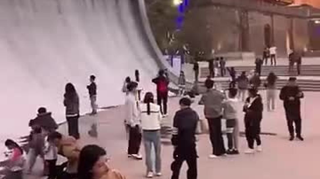 ⁣Disappearing Waterfall Illusion
