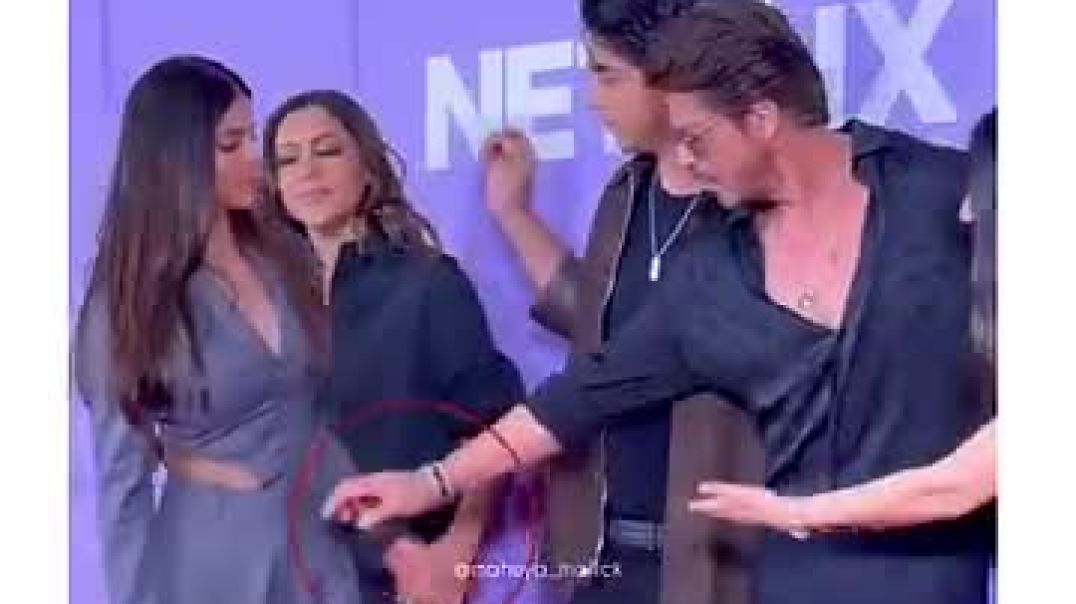 Shahrukh Khan fixed his daughter dress 👗😍 @bollywood @sharukh @suhana @ary