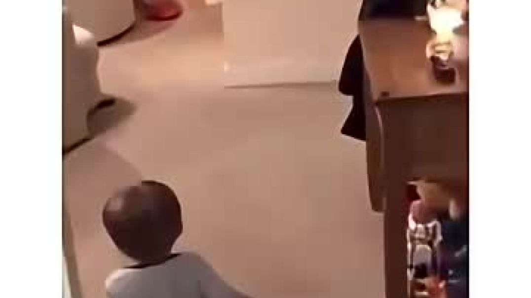 ⁣this is so wrong 😭🤣 @funny @funnyvideo @cutebaby @love @family
