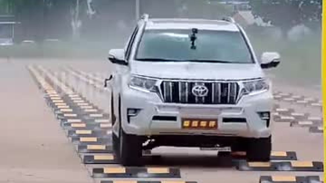 ⁣Stability test of Toyota Prado VS Ford Endeavour🗿🔥