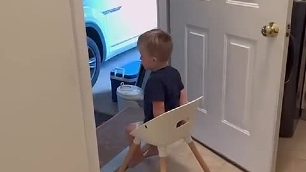⁣Cute kid creates a core memory with a warm welcome home for his dad