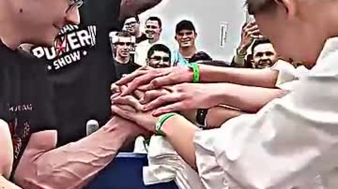 ⁣Armwrestler vs 3 Girls 🔥🥶 Akimbo69 Armwrestling with Girls
