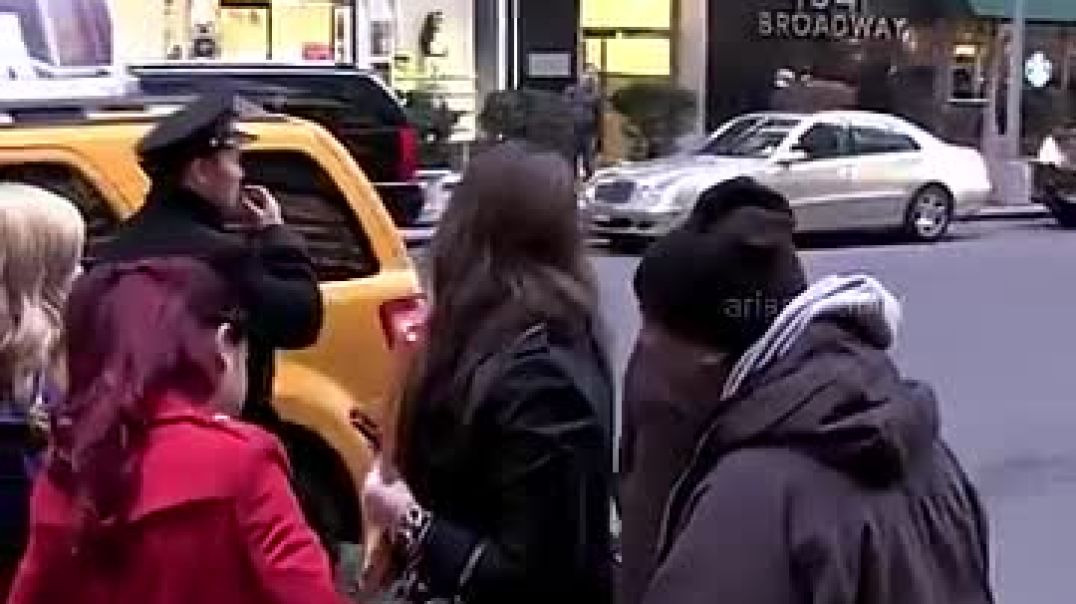 ⁣When a homeless person asked Ariana Grande for help 🥹💞 @arianagrande