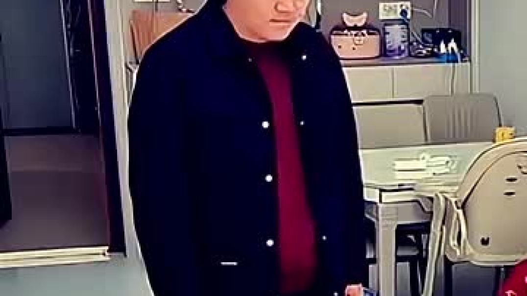 ⁣He Pretended to Be Mad—Then Gave Her a Gold Bracelet